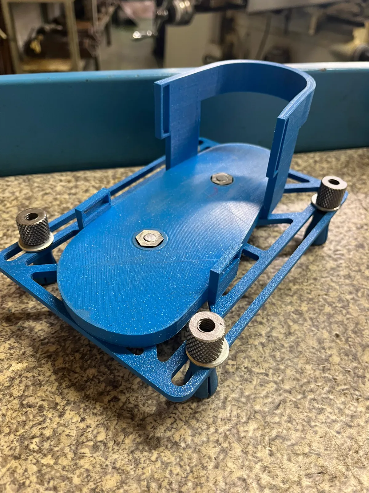 Apoyo azul para el pie con tornillos moleteados.