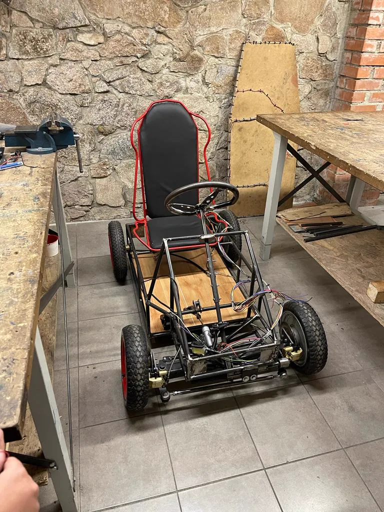 El e-buggy montado, con asiento rojo y volante, en el taller.