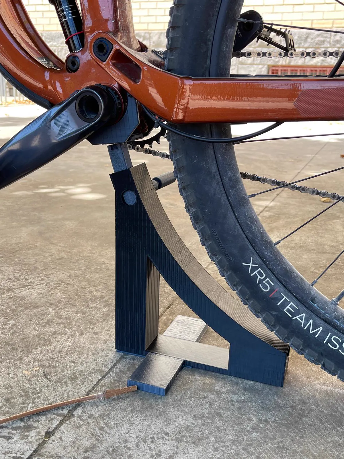 Detalle del soporte azul encajado en la bicicleta.