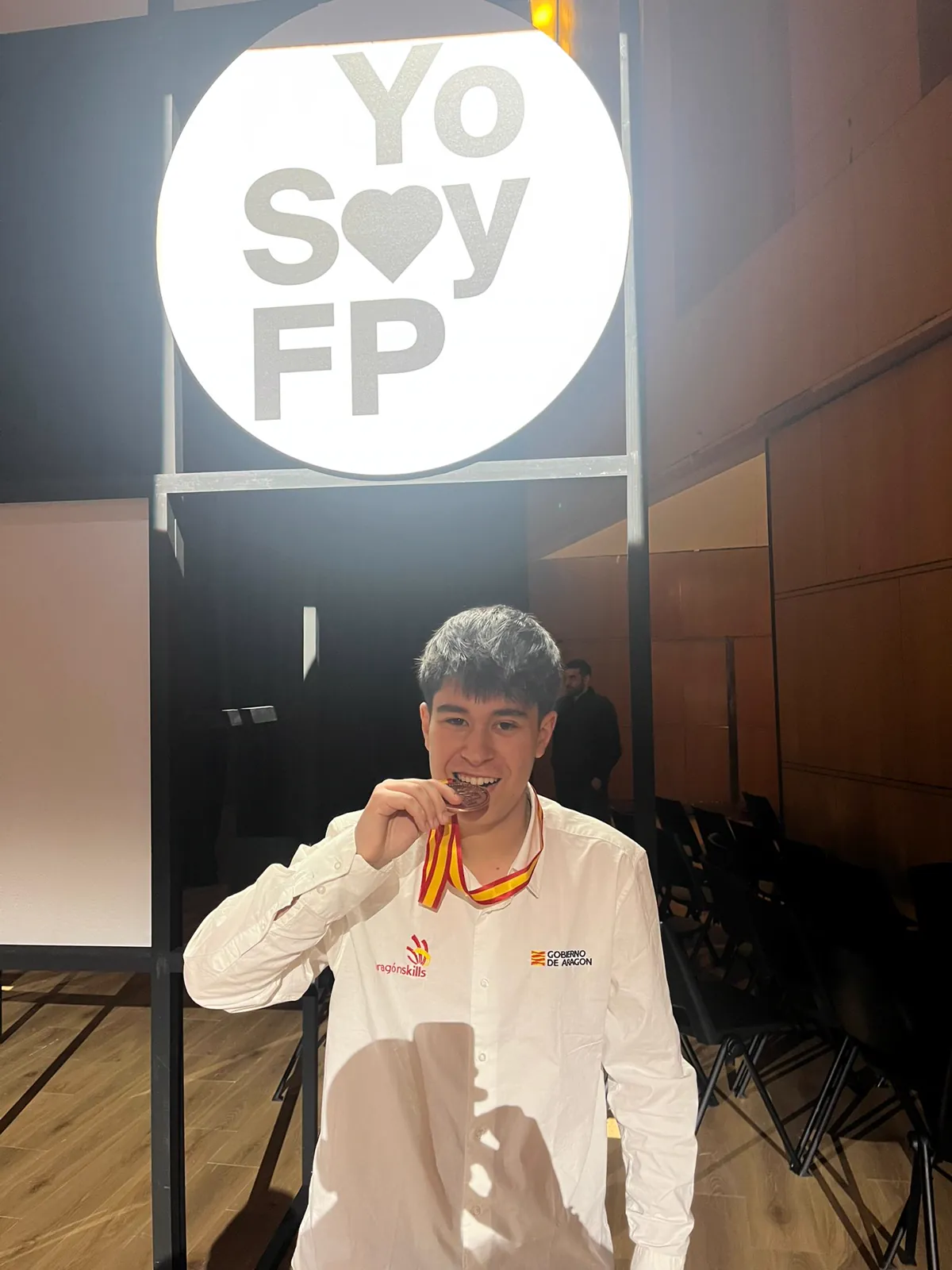 Ciro con su medalla de SpainSkills 2026 bajo el cartel «Yo soy FP».